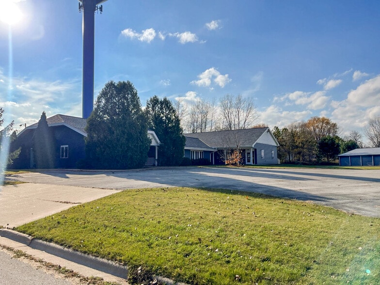 1881 Pride Ter, Suamico, WI for sale - Building Photo - Image 2 of 3