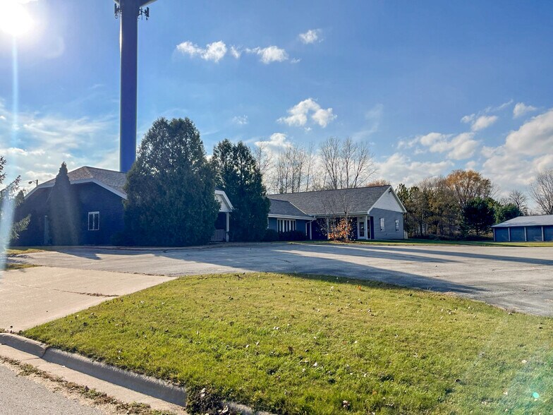 1881 Pride Ter, Suamico, WI à vendre - Photo du bâtiment - Image 2 de 3