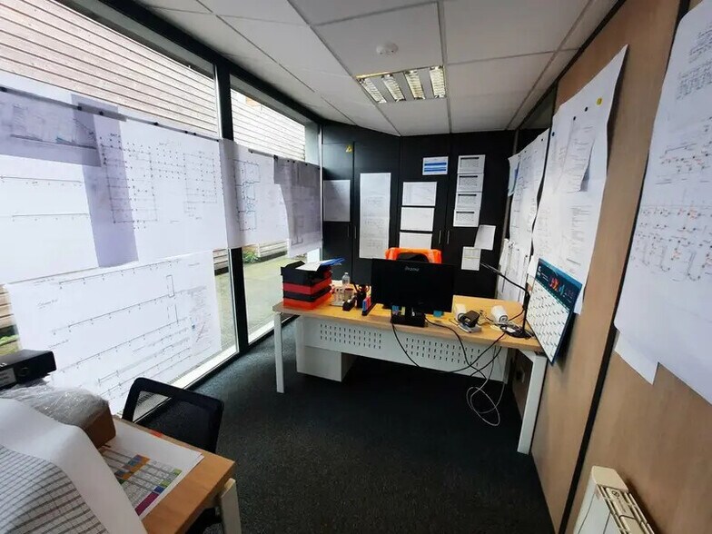 Office in Le Petit-Quevilly for lease - Interior Photo - Image 3 of 11