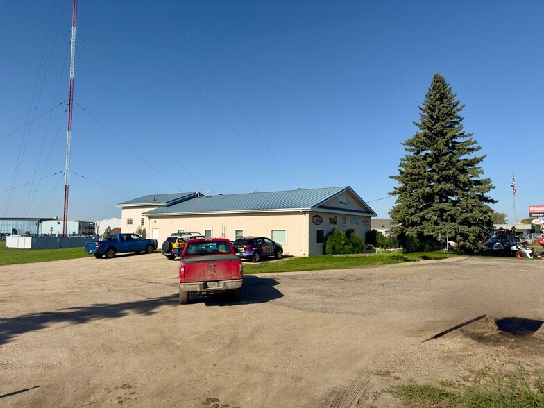 4303 Memorial Hwy, Mandan, ND for sale - Building Photo - Image 3 of 4