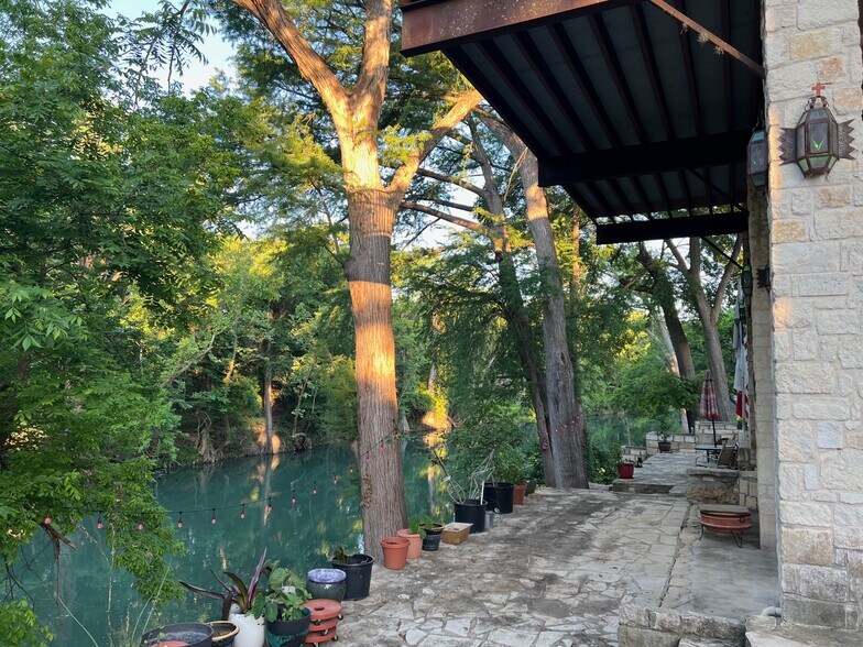 1684 Rocky Riv, Canyon Lake, TX à vendre - Photo du bâtiment - Image 2 de 19