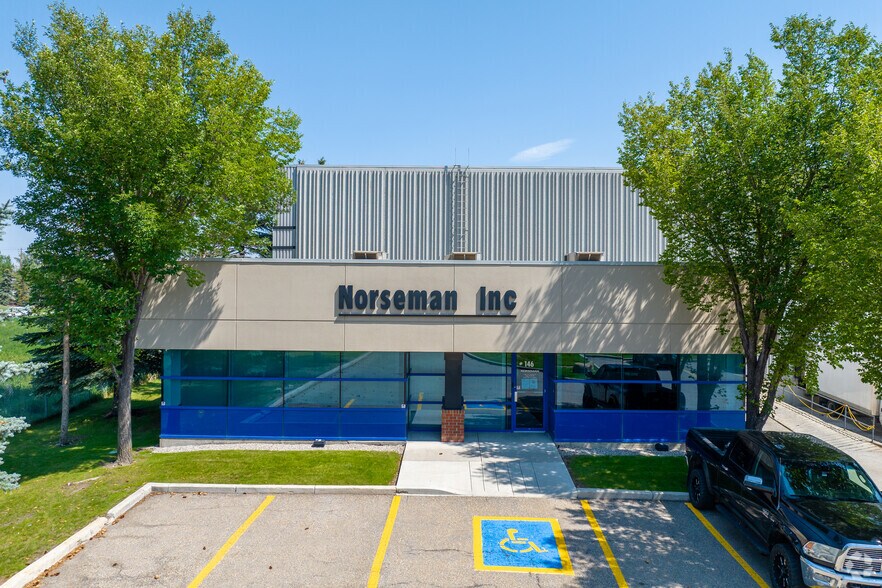 2726 45th Ave SE, Calgary, AB à louer - Photo du bâtiment - Image 2 de 7