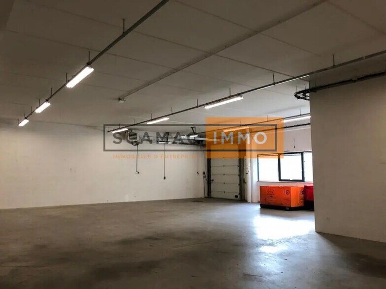 Industriel dans à louer - Photo du bâtiment - Image 2 de 4