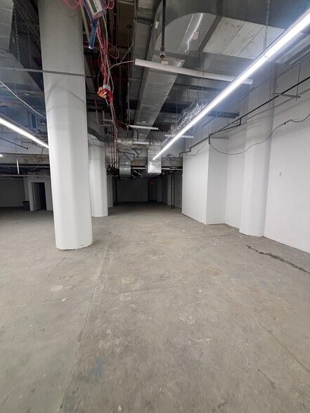 184-198 Kent Ave, Brooklyn, NY for lease - Building Photo - Image 2 of 5