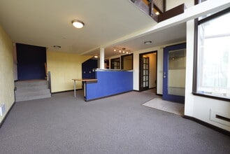 8212-8218 Greenwood Ave N, Seattle, WA for lease Building Photo- Image 2 of 8