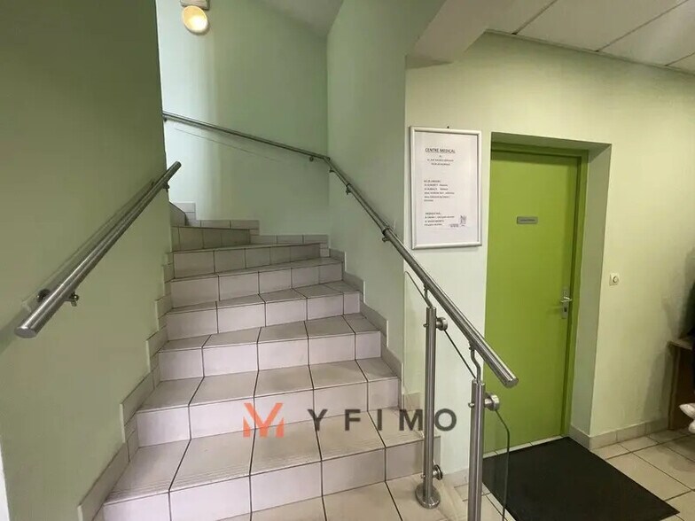 Office in Les Mureaux for lease - Building Photo - Image 2 of 10