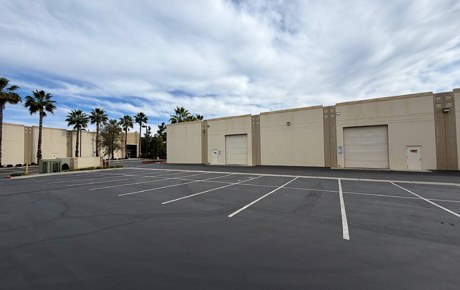 14467 Meridian Pky, Riverside, CA à louer - Photo du bâtiment - Image 3 de 7