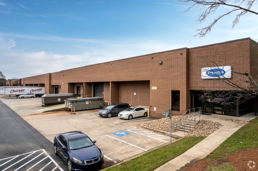 3801 Woodpark Blvd, Charlotte, NC for lease - Building Photo - Image 2 of 7