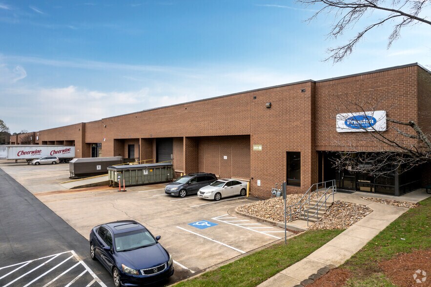3801 Woodpark Blvd, Charlotte, NC à louer - Photo du bâtiment - Image 2 de 7