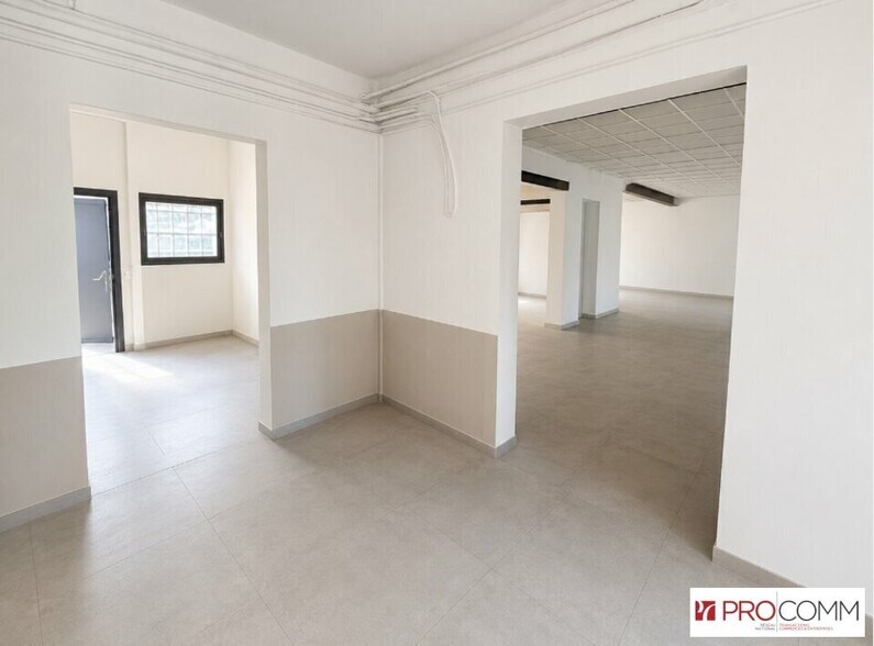 Retail in Nimes for lease - Interior Photo - Image 2 of 3