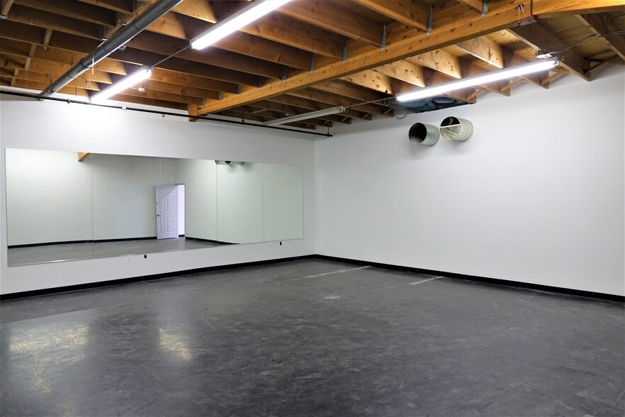 10575-10583 115th St, Edmonton, AB for lease - Interior Photo - Image 3 of 3