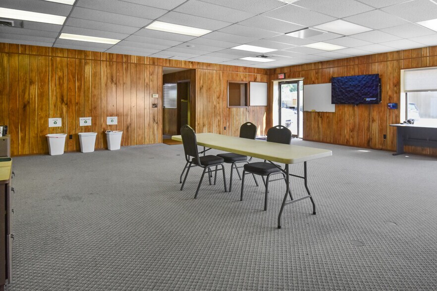 603 E 2nd St, Ogallala, NE à vendre - Photo du bâtiment - Image 3 de 34