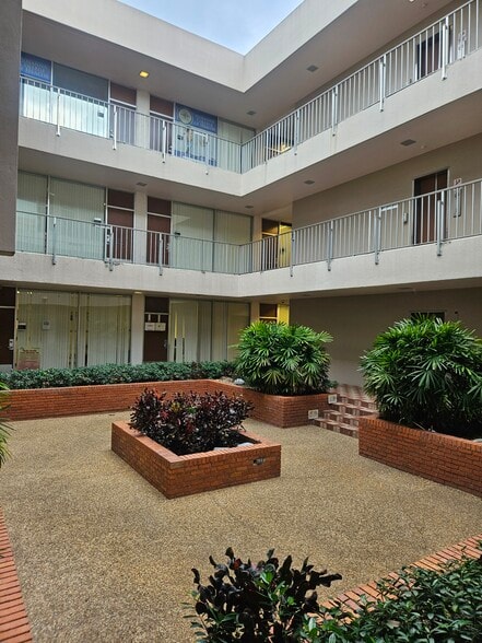 6151 Miramar Pky, Miramar, FL à louer - Photo du bâtiment - Image 3 de 8