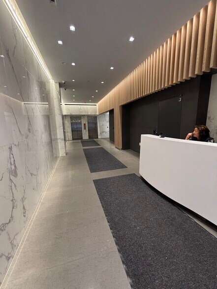120 E 56th St, New York, NY à louer - Hall d’entrée - Image 3 de 15