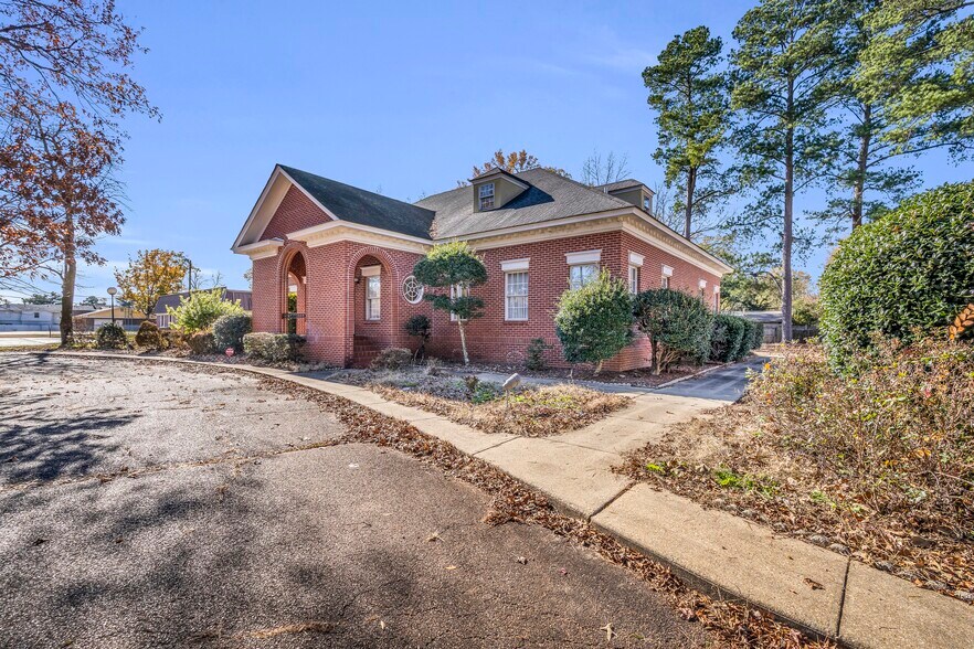 2403 5th St N, Columbus, MS à vendre - Photo du bâtiment - Image 2 de 32