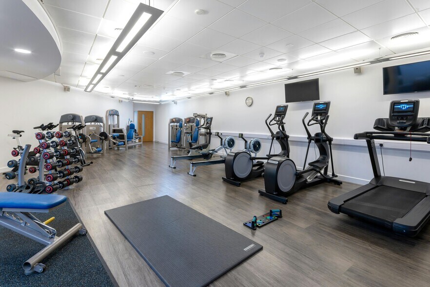 Highbury Dr, Leatherhead à vendre - Photo du bâtiment - Image 3 de 11