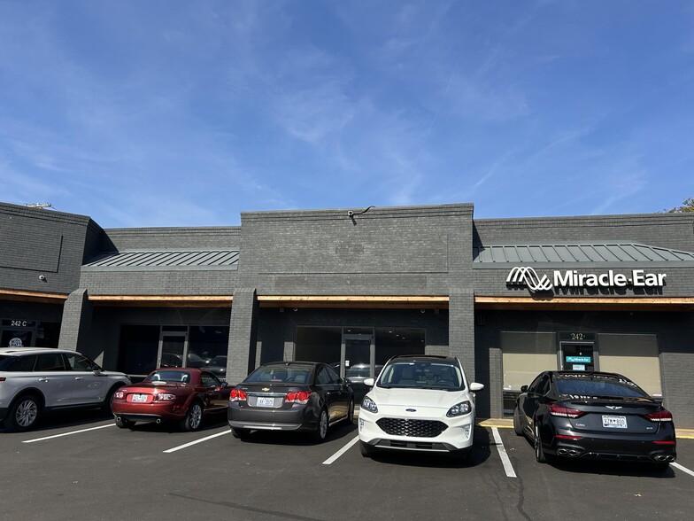 242 W Wade Hampton Blvd, Greer, SC à louer - Photo du bâtiment - Image 1 de 4