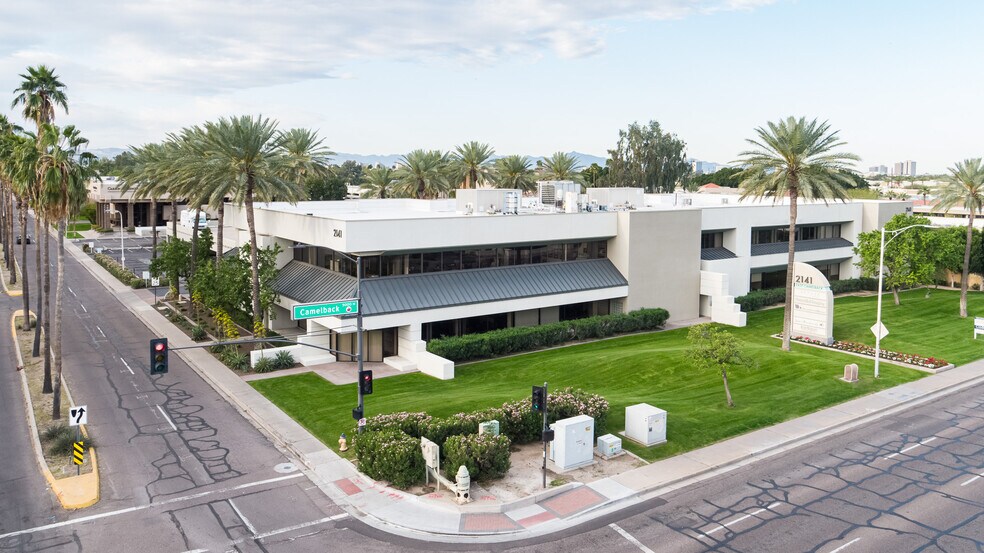2141 E Camelback Rd, Phoenix, AZ à louer - Photo du bâtiment - Image 2 de 9