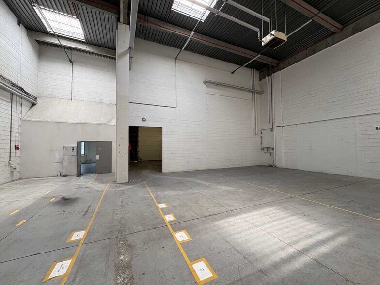 Flex in Saint-Quentin-Fallavier for lease - Interior Photo - Image 1 of 20