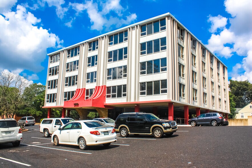 2400 Poplar Ave, Memphis, TN à louer - Photo du bâtiment - Image 3 de 11