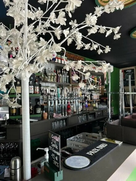 Retail in Reims for lease - Interior Photo - Image 1 of 2