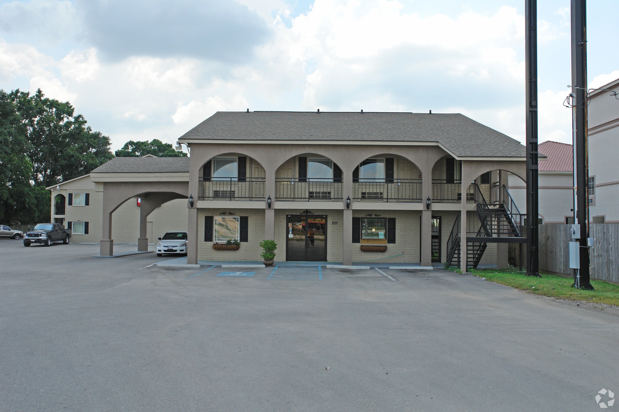 2111 NW Evangeline Trwy, Lafayette, LA for sale Primary Photo- Image 1 of 14