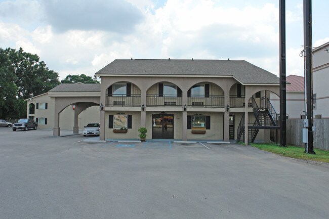 More details for 2111 NW Evangeline Trwy, Lafayette, LA - Hospitality for Sale