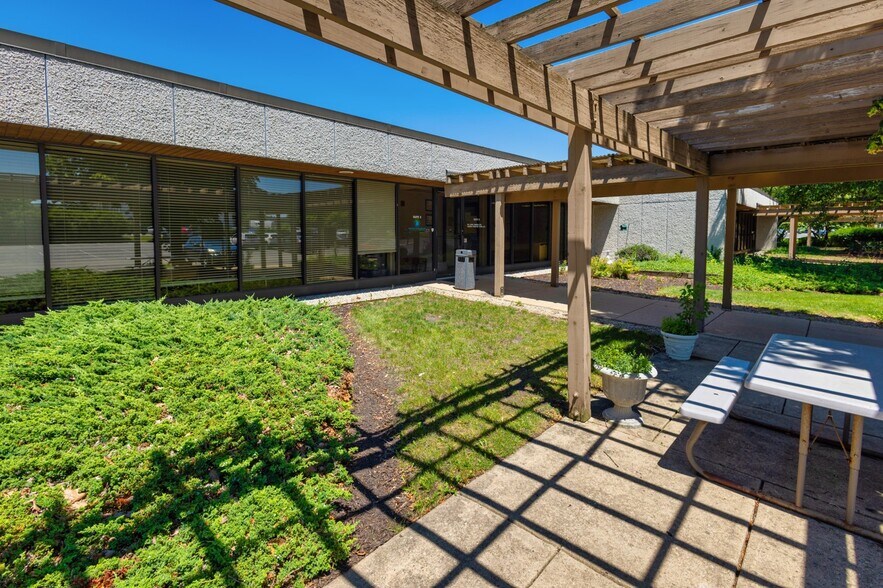 1300 N Highland Ave, Aurora, IL à louer - Photo du bâtiment - Image 1 de 4