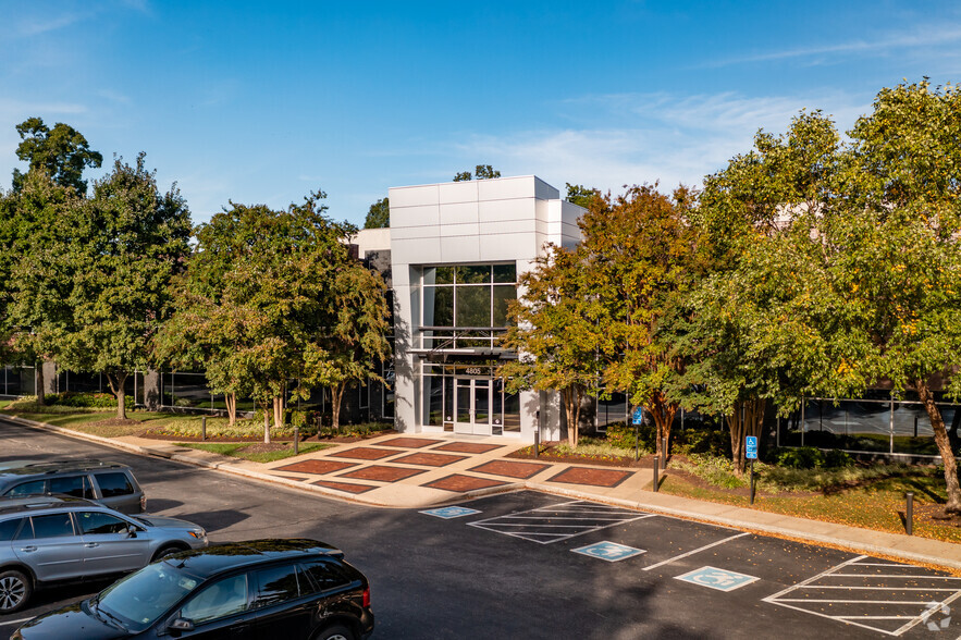 4805 Lake Brook Dr, Glen Allen, VA à louer - Photo du bâtiment - Image 1 de 10