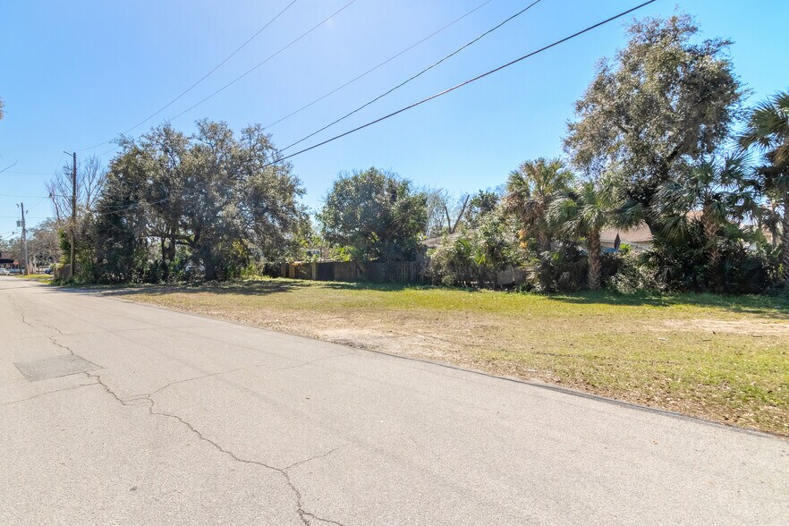 124 Dimmick St, New Smyrna Beach, FL à vendre - Photo du bâtiment - Image 3 de 12