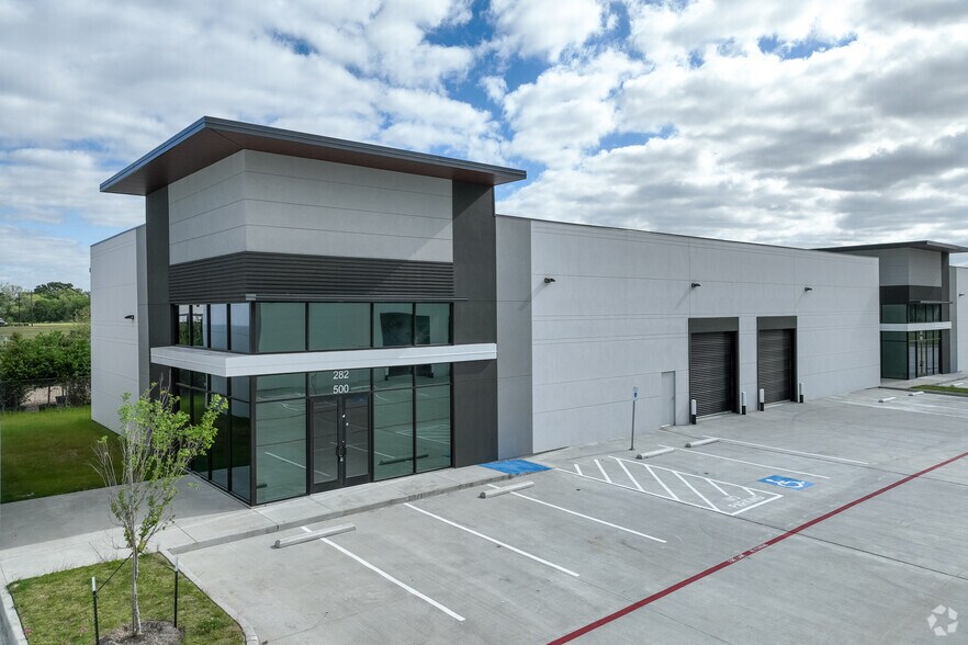 282 Bucees Blvd, Katy, TX à louer - Photo du bâtiment - Image 2 de 16