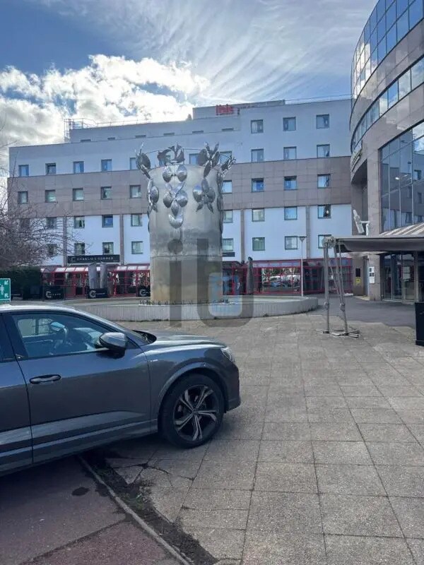 Commerce de détail dans Nanterre à louer Photo du bâtiment- Image 1 de 9