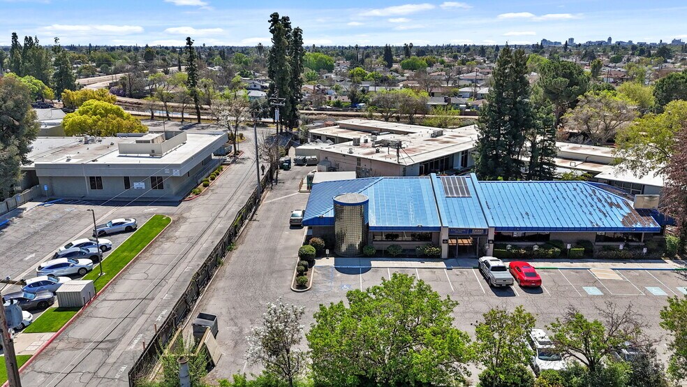 3520 E Shields Ave, Fresno, CA à vendre - Photo du bâtiment - Image 2 de 42