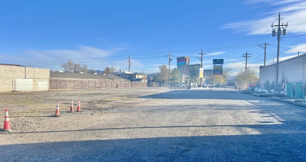 85 Gentry Way, Reno, NV à louer - Photo du bâtiment - Image 3 de 7