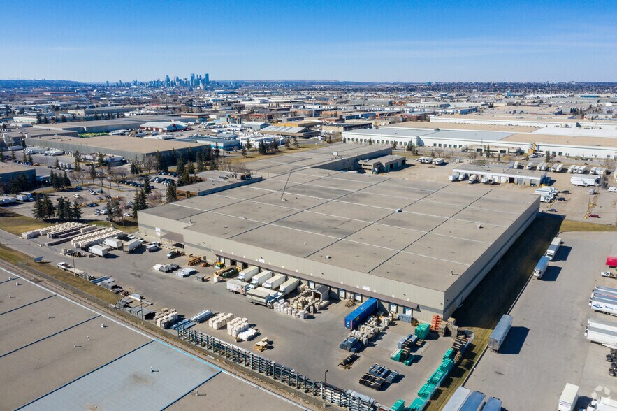 7100-7110 44 St SE, Calgary, AB à louer - Aérien - Image 3 de 5