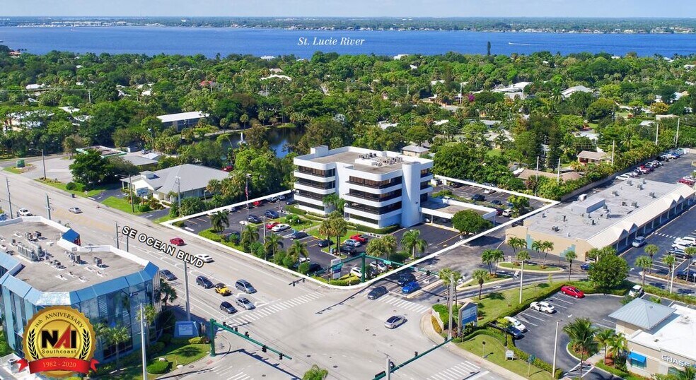 2081 SE Ocean Blvd, Stuart, FL à vendre - Photo principale - Image 1 de 42
