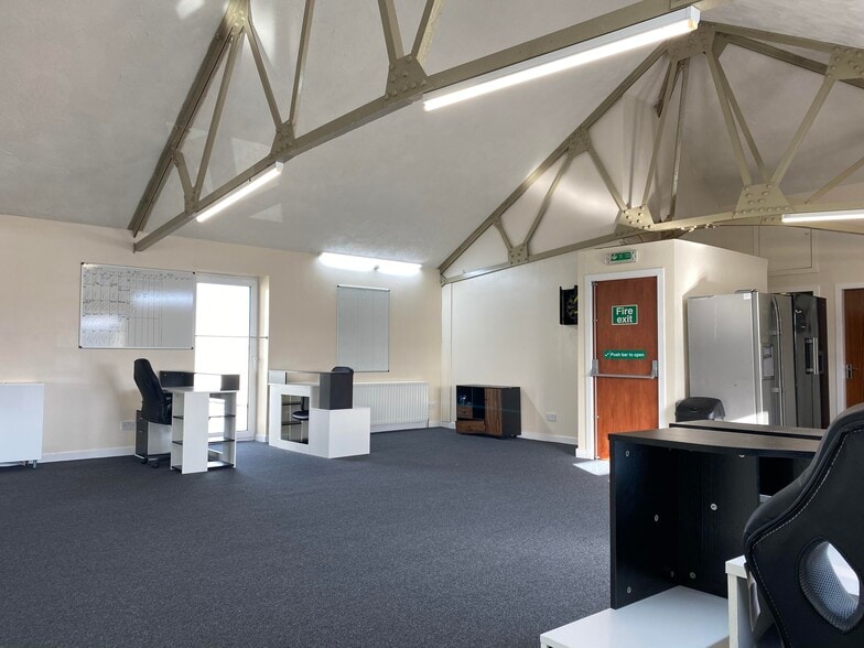 Roddinglaw Rd, Edinburgh for lease - Interior Photo - Image 3 of 10