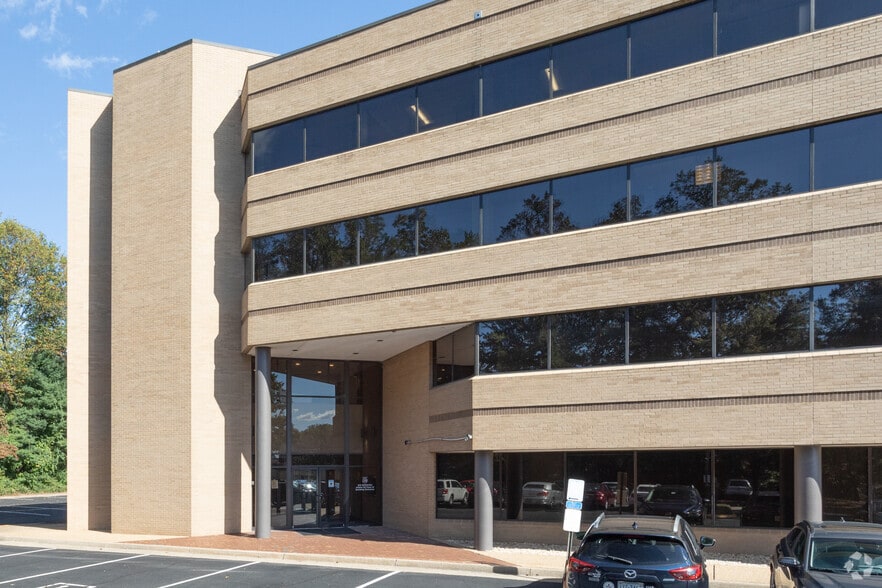 10640 Page Ave, Fairfax, VA for lease - Building Photo - Image 3 of 4
