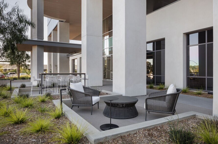 5880 Oberlin Dr, San Diego, CA à louer - Photo du bâtiment - Image 3 de 11