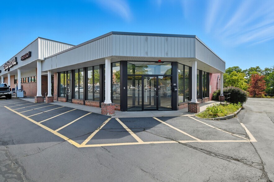 52 East St, Ludlow, MA à louer - Photo du bâtiment - Image 3 de 18