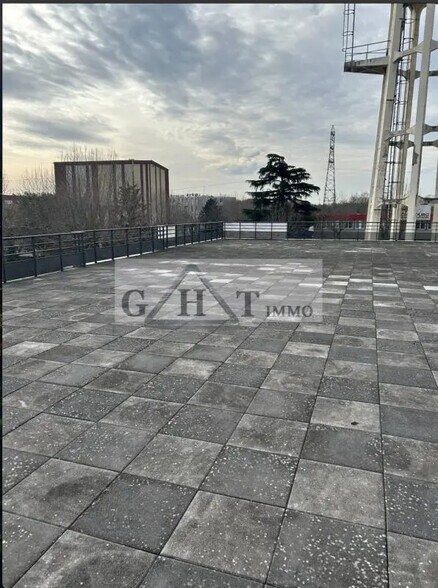 Bureau dans Villeneuve-la-Garenne à louer - Photo du bâtiment - Image 3 de 3
