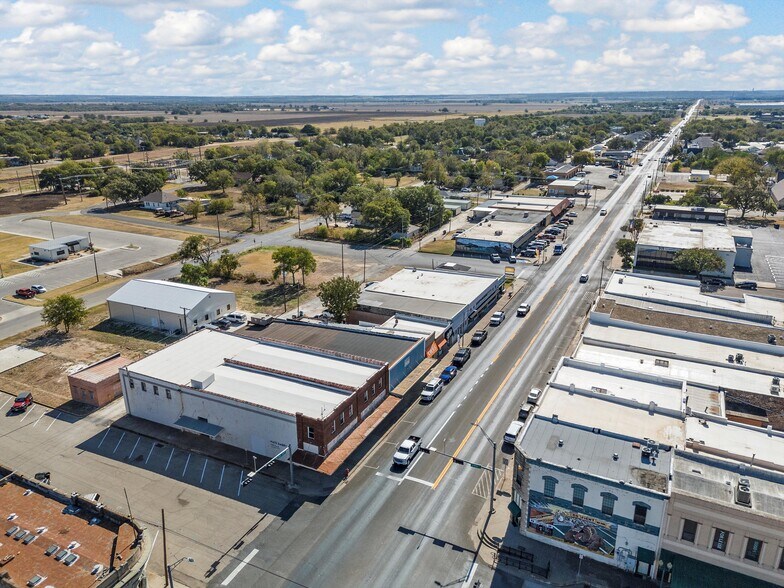 300 S Main St, McGregor, TX à louer - Photo du bâtiment - Image 2 de 8