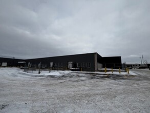 610-638 Boul Guimond, Longueuil, QC à louer Photo du bâtiment- Image 1 de 9