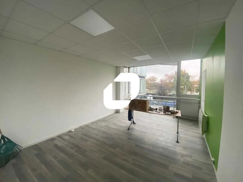 Flex in Osny for lease - Interior Photo - Image 3 of 8