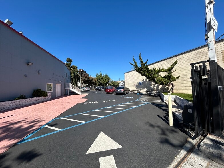 300 E 18th St, Oakland, CA for sale - Building Photo - Image 3 of 17
