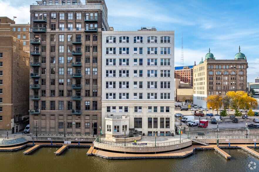 740 N Plankinton Ave, Milwaukee, WI à louer - Photo du bâtiment - Image 2 de 11