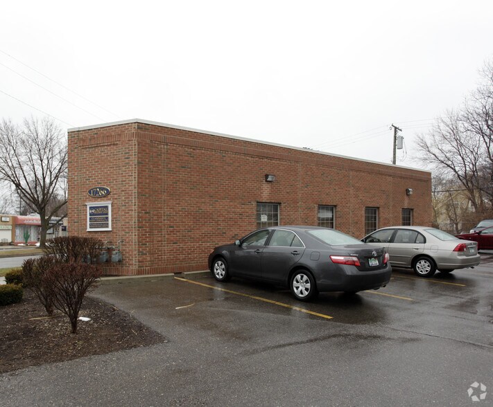 17266 Mack Ave, Grosse Pointe, MI à vendre - Photo du bâtiment - Image 3 de 6