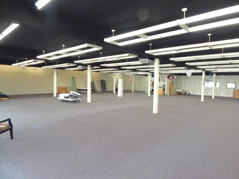 635 SE Stephens St, Roseburg, OR for sale - Interior Photo - Image 3 of 25