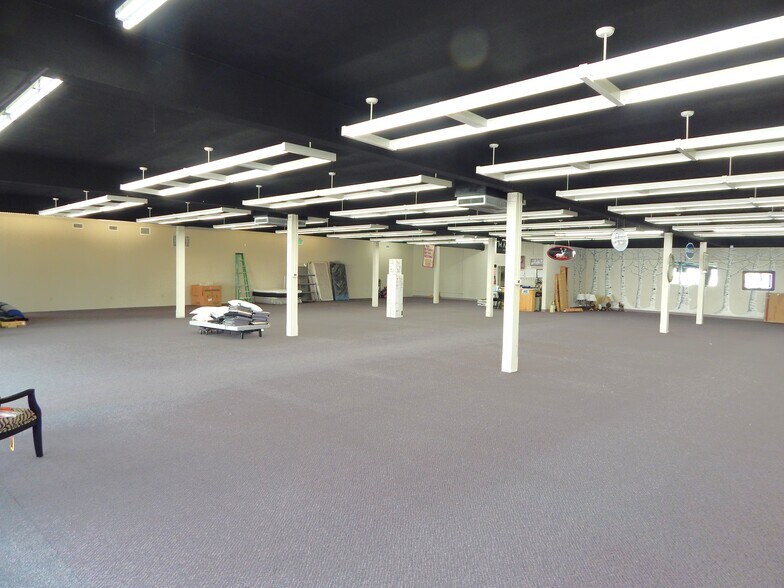 635 SE Stephens St, Roseburg, OR à vendre - Photo intérieure - Image 3 de 25