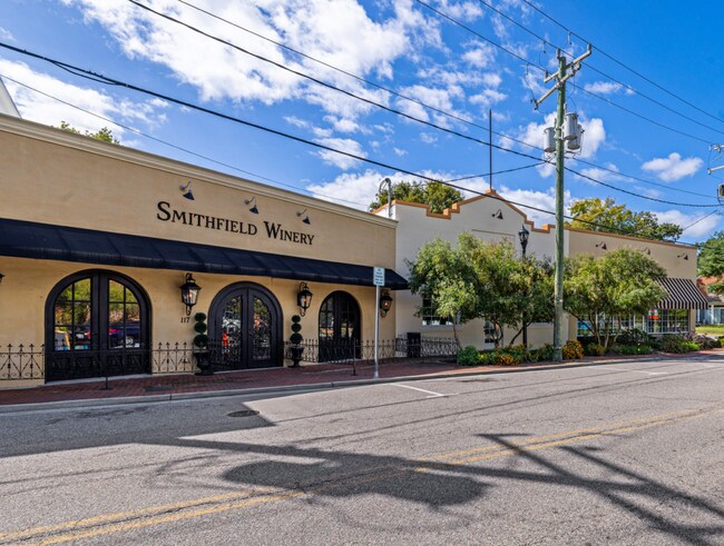 Plus de détails pour 117-121 N Church St, Smithfield, VA - Commerce de détail à vendre